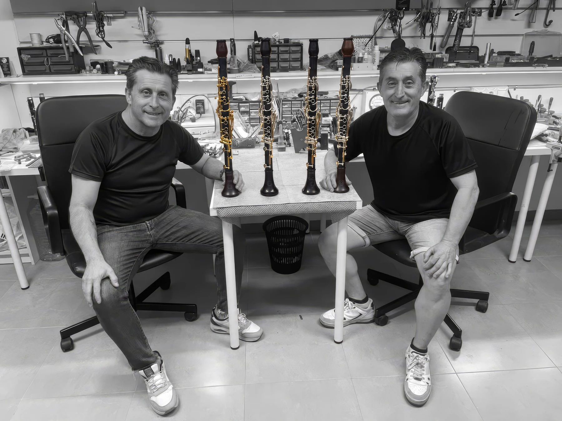 Dos artesanos junto a los clarinetes MARVENT en el taller